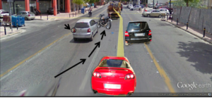 Μοτοσυκλέτα επιχειρεί προσπέραση Ε Ι Χ από τα δεξιά